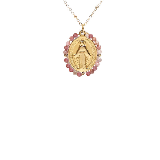 Détail médaille miraculeuse avec pierres naturelles roses collier en acier inoxydable sans nickel