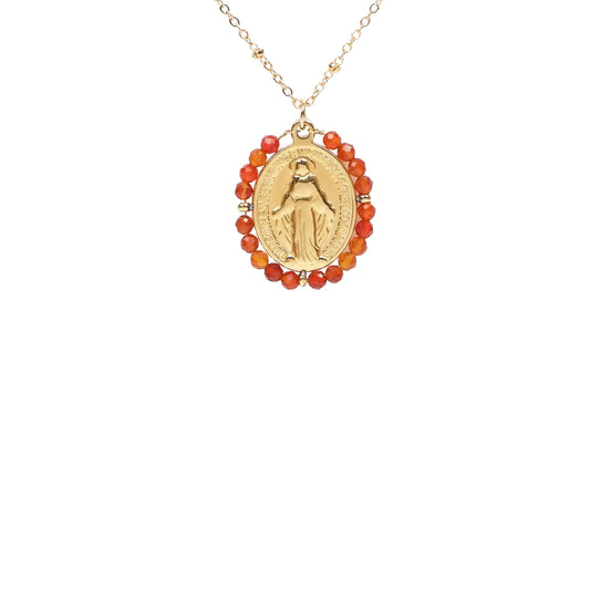 Détail médaille miraculeuse avec pierres naturelles orange collier en acier inoxydable sans nickel