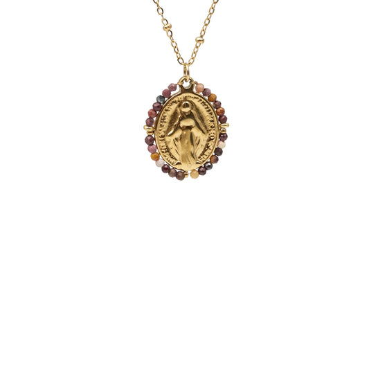 Détail médaille miraculeuse rouge bordeaux avec pierres naturelles collier en acier inoxydable sans nickel