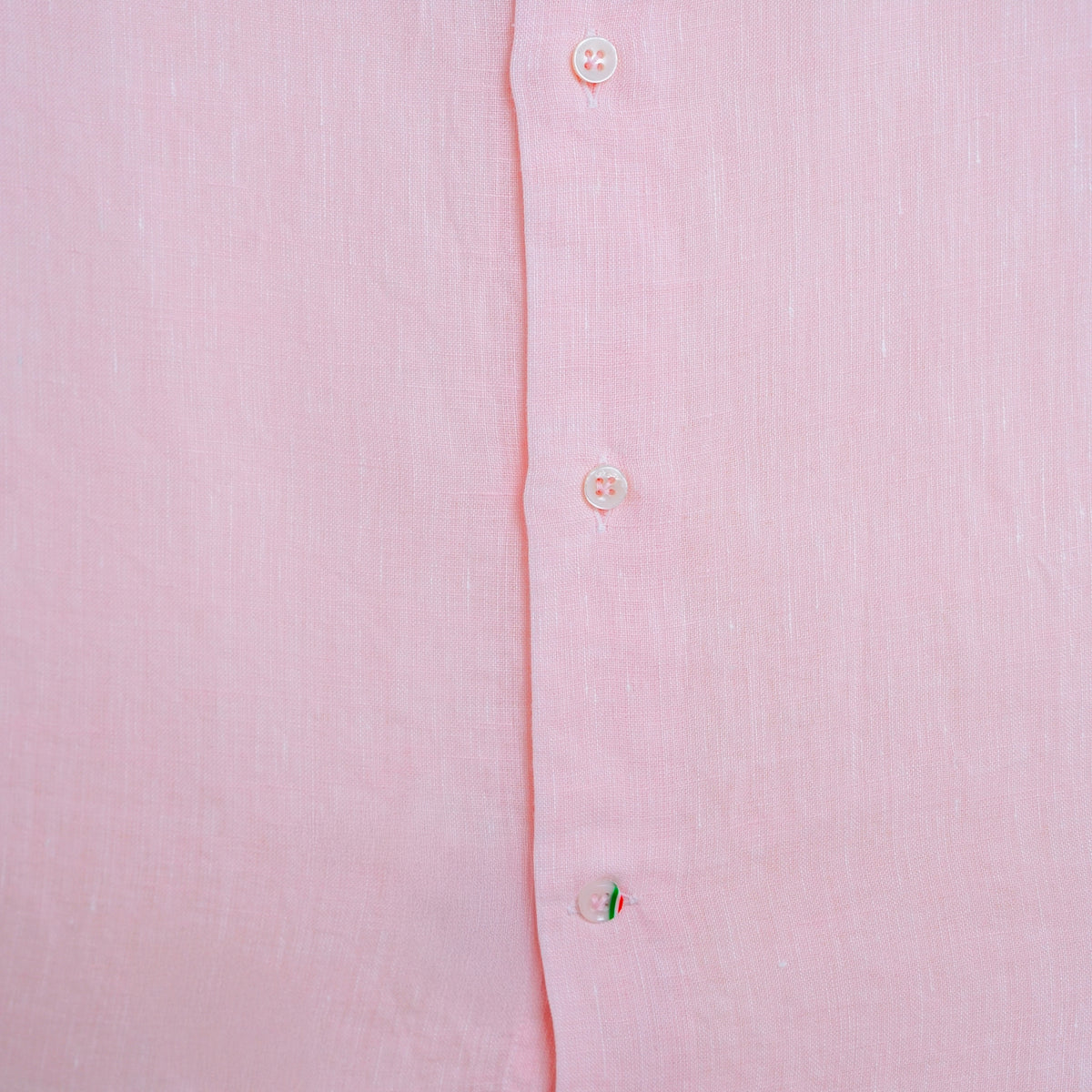 detail boutons nacre chemise lin rose finition elegante haut de gamme