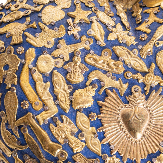 detail medailles metal ex voto coeur bleu artisanal symboles protection mexique