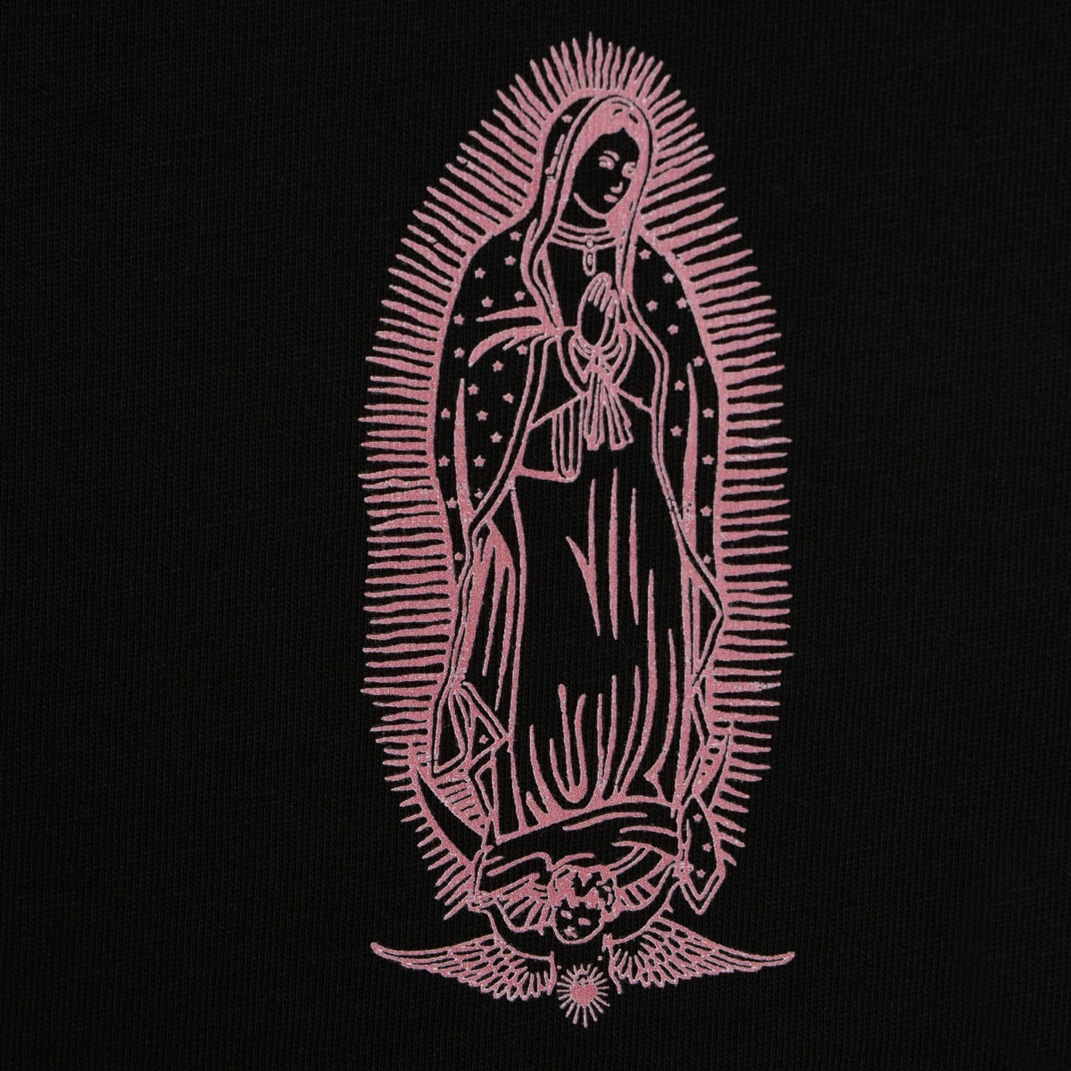 Détail de l’illustration avant de la Vierge sur le t-shirt Santa Maria noir
