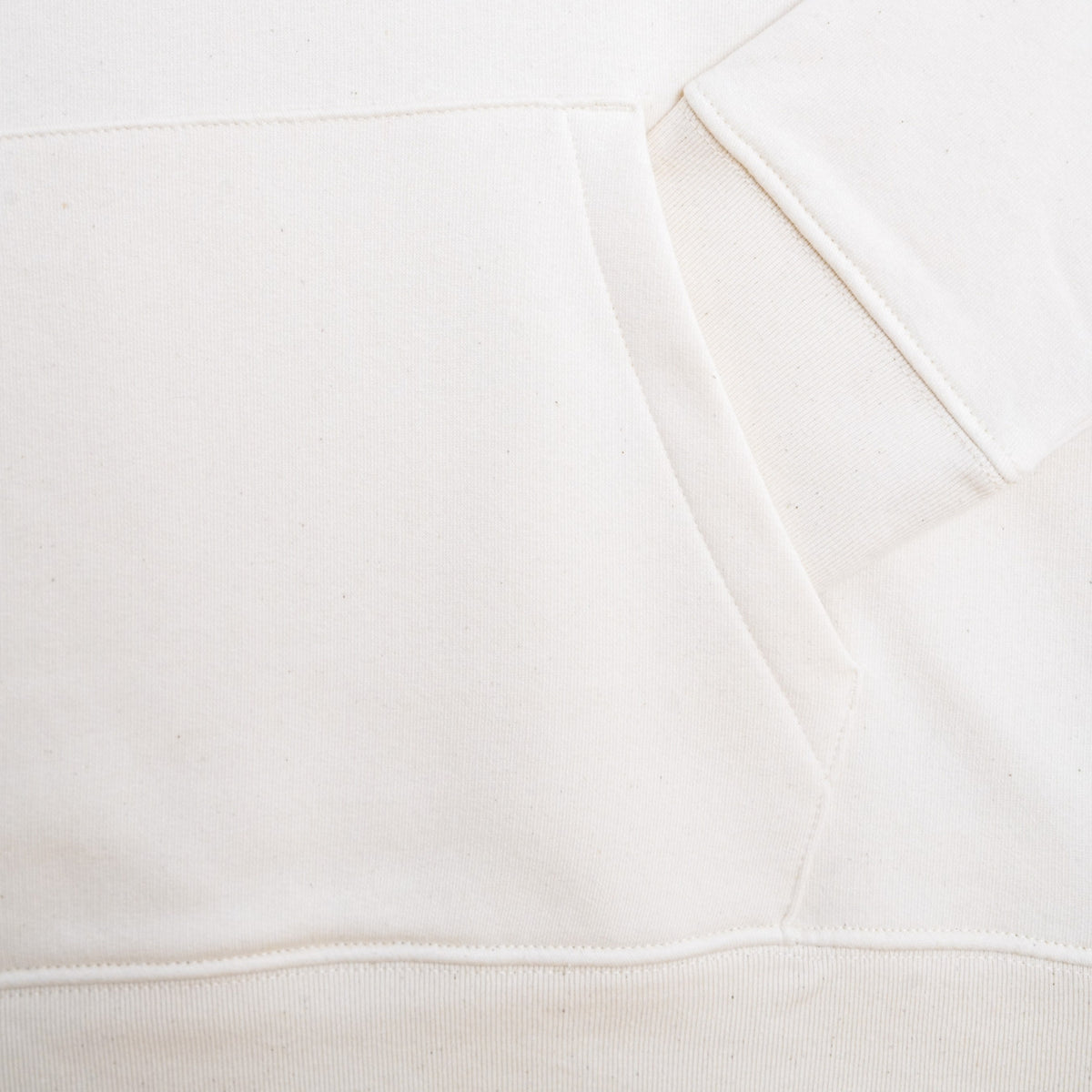 Détail de l’illustration de la Vierge sur l’avant du hoodie Santa Maria