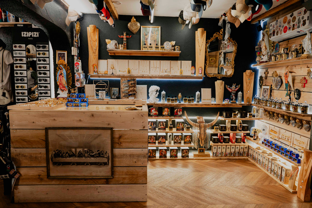 Boutique Santa Maria Concept Store – comptoir en bois, décoration religieuse moderne, parfums Coreterno et accessoires mode dans univers spirituel contemporain