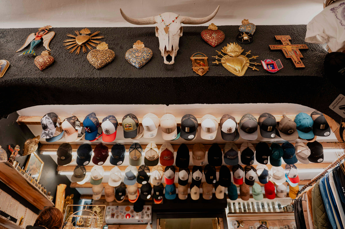 Santa Maria Concept Store – sélection casquettes streetwear, ex-voto, croix et décoration religieuse moderne dans boutique mode lifestyle