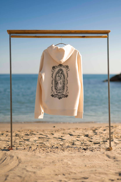 Hoodie Santa Maria de dos avec illustration de la Vierge sur un portant à la plage des Saintes-Maries-de-la-Mer