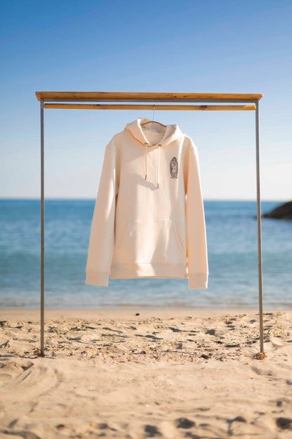 Hoodie Santa Maria de face suspendu sur un portant à la plage des Saintes-Maries-de-la-Mer