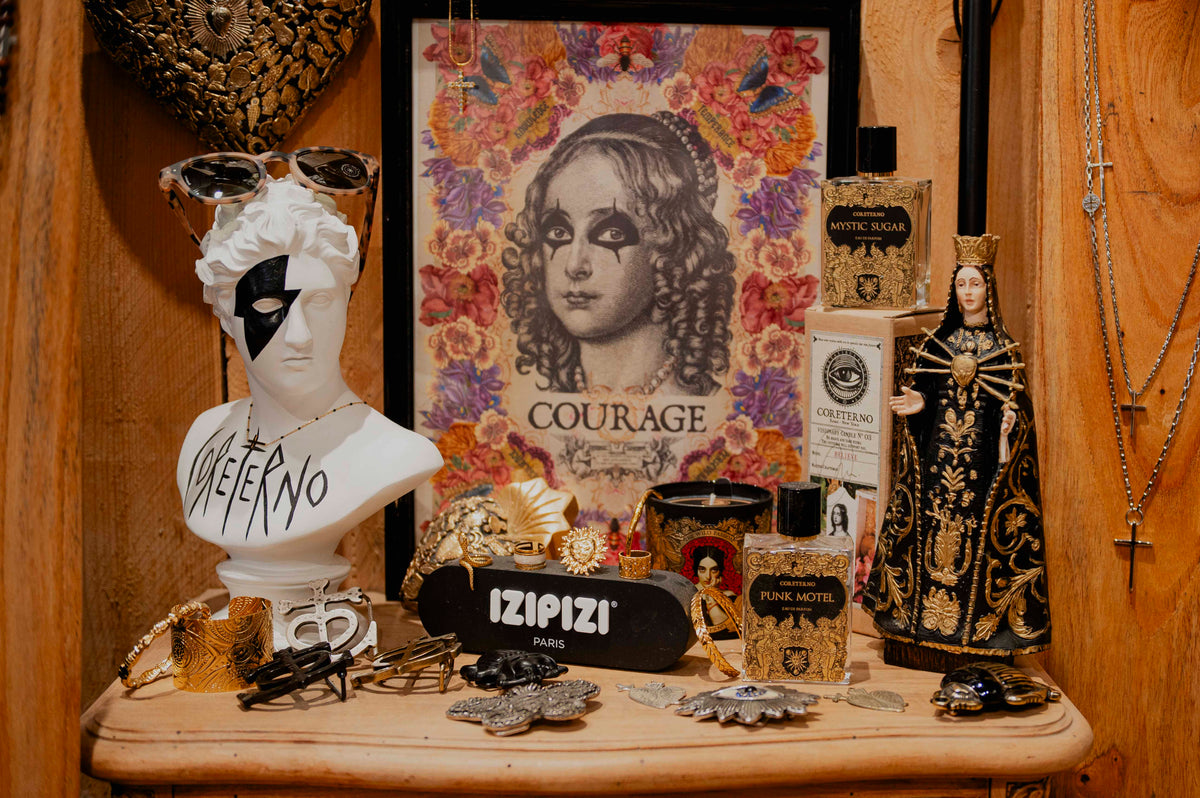 Boutique Santa Maria – parfums Coreterno, affiches artistiques et décoration religieuse moderne dans univers concept store spirituel