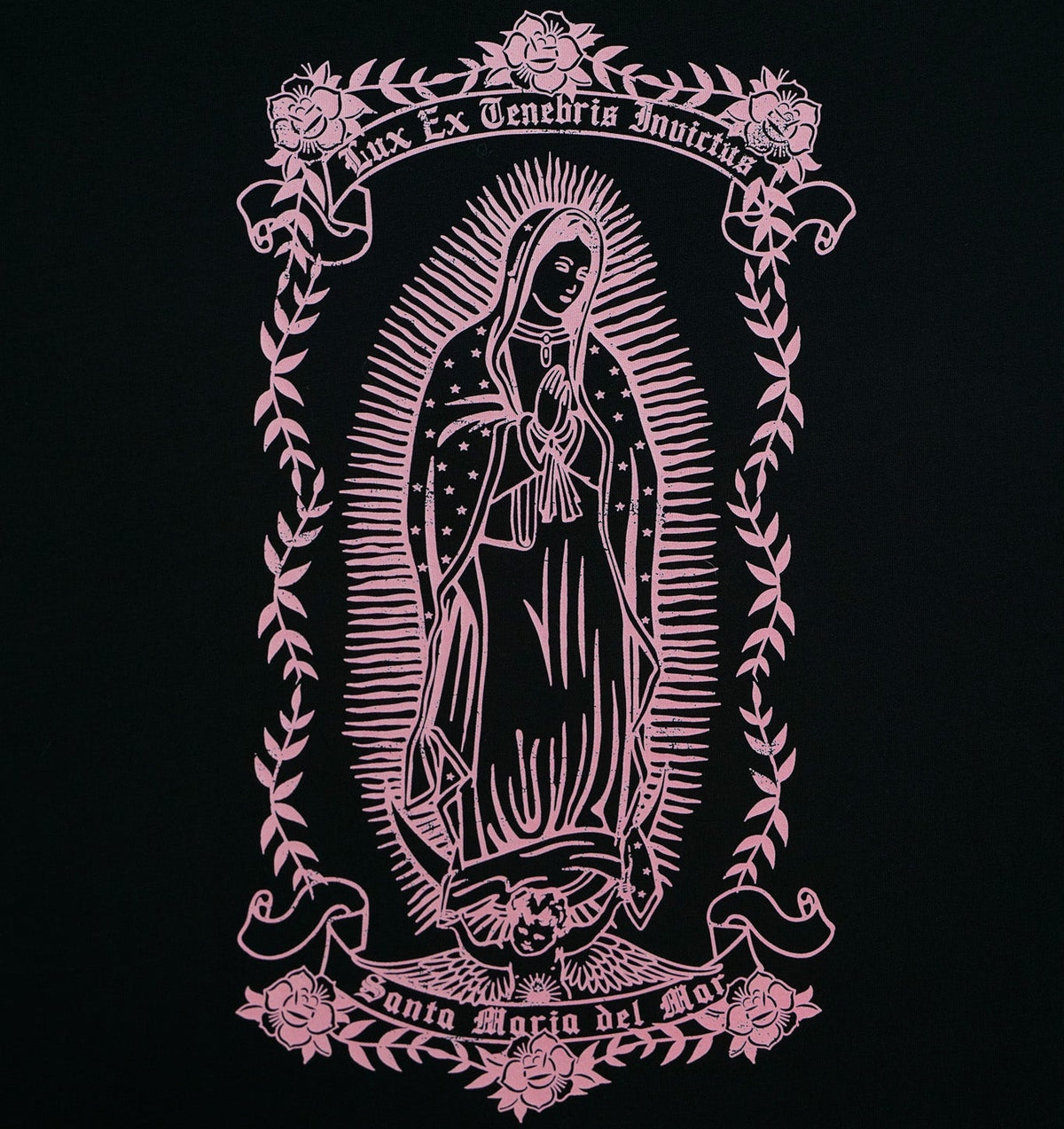 Détail de l’illustration arrière de la Vierge sur le t-shirt Santa Maria noir
