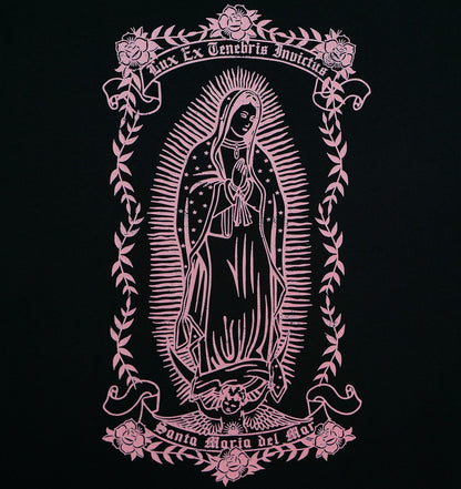 Détail de l’illustration arrière de la Vierge sur le t-shirt Santa Maria noir
