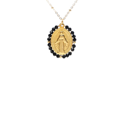 Détail médaille miraculeuse avec pierres naturelles noires collier en acier inoxydable sans nickel