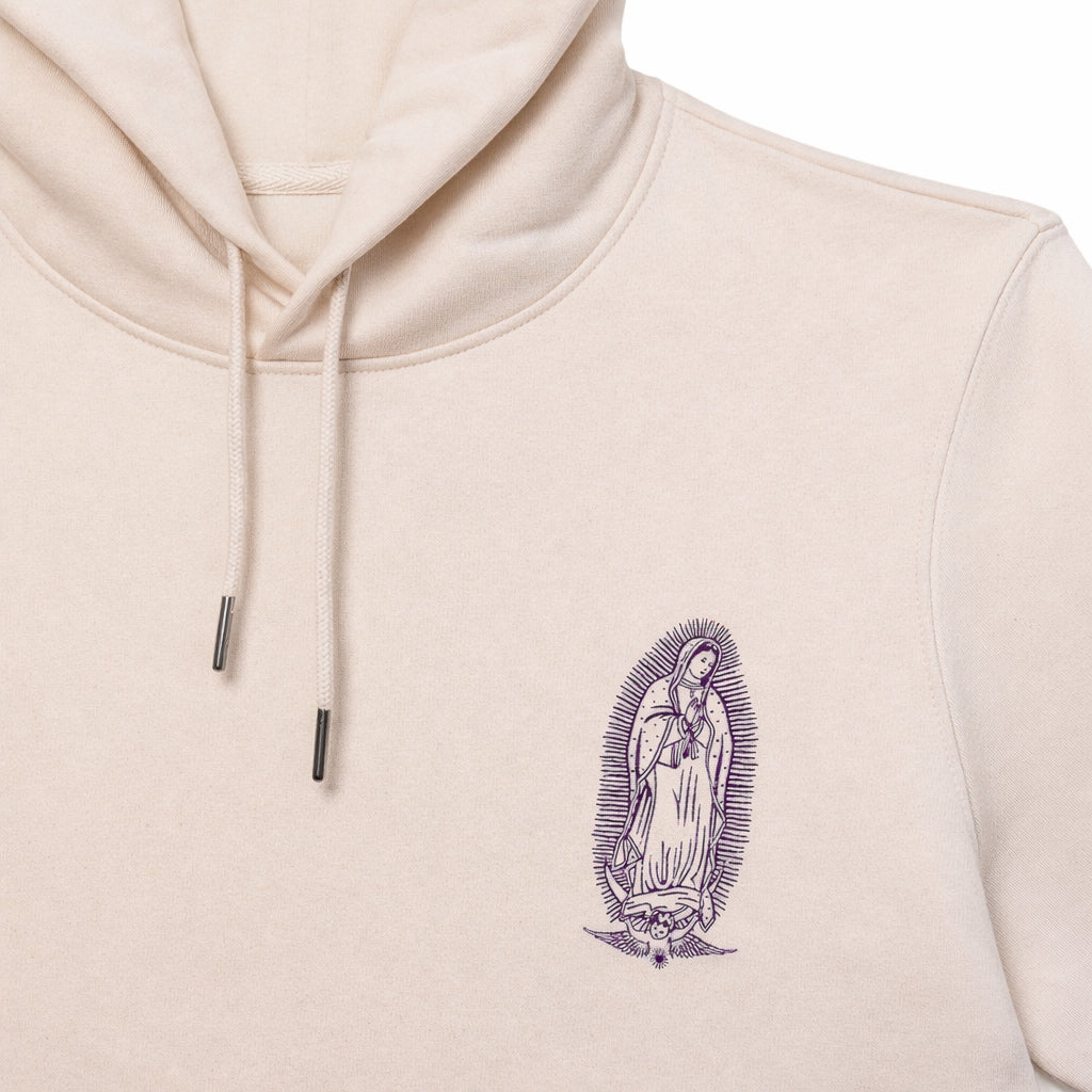 Détail imprimé violet Santa Maria sur hoodie natural raw au niveau poitrine