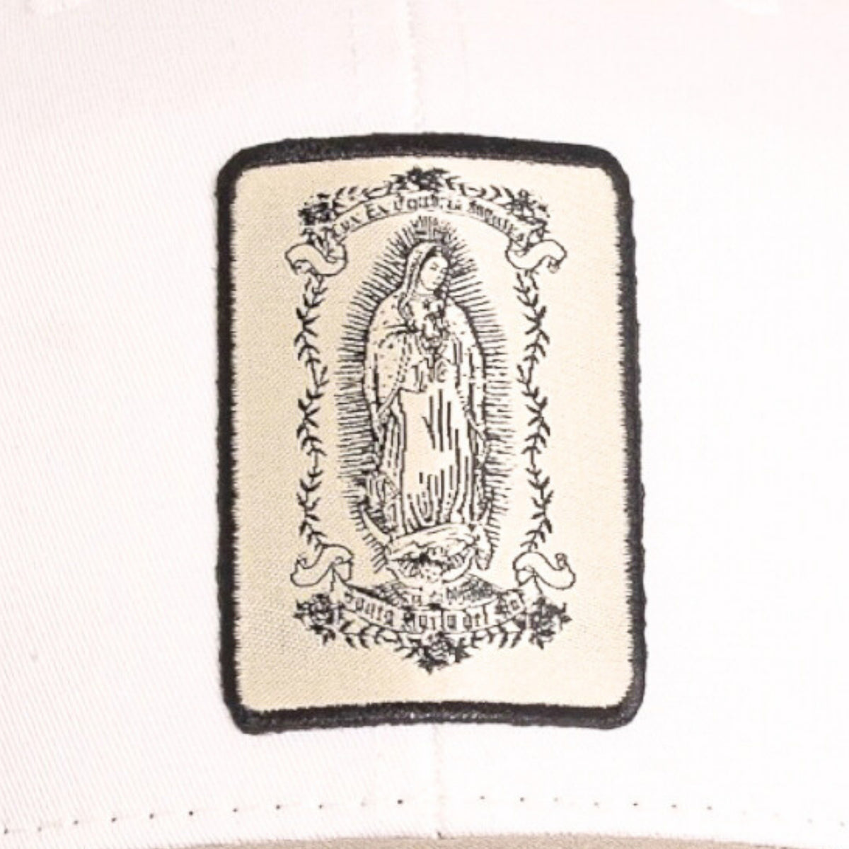 Détail du patch Santa Maria sur la casquette