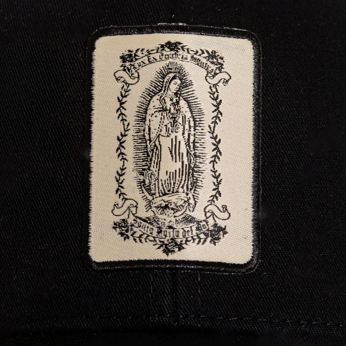 Détail du patch Santa Maria sur la casquette