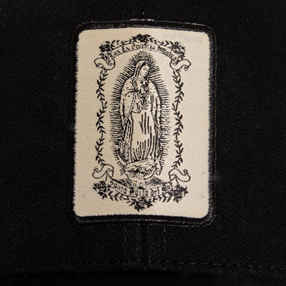 Détail du patch Santa Maria sur la casquette