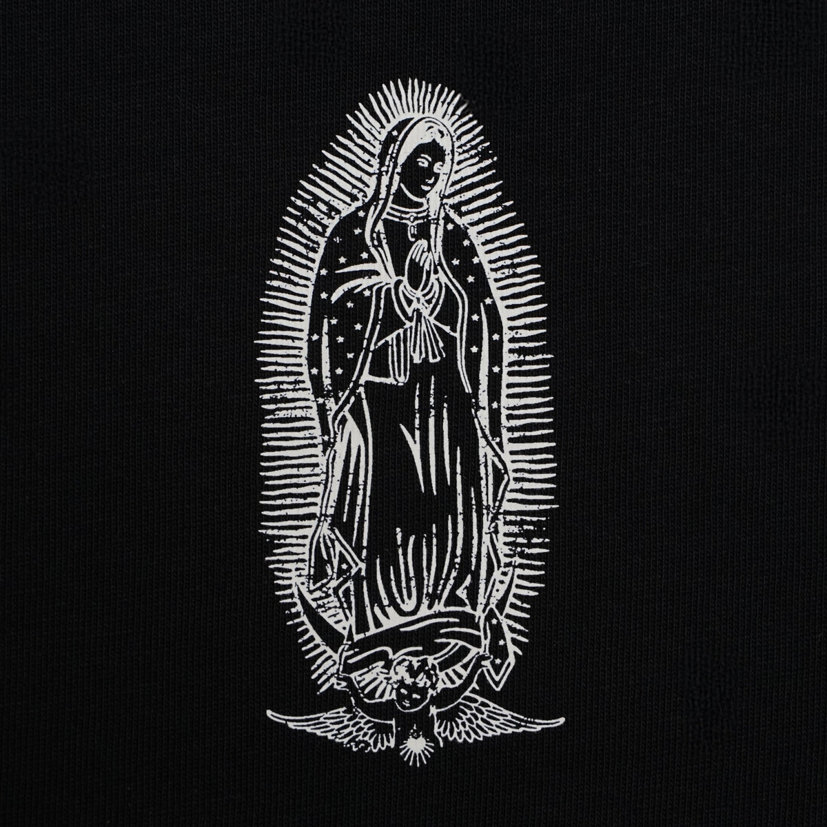 Détail de l’illustration avant de la Vierge sur le t-shirt Santa Maria oversize noir
