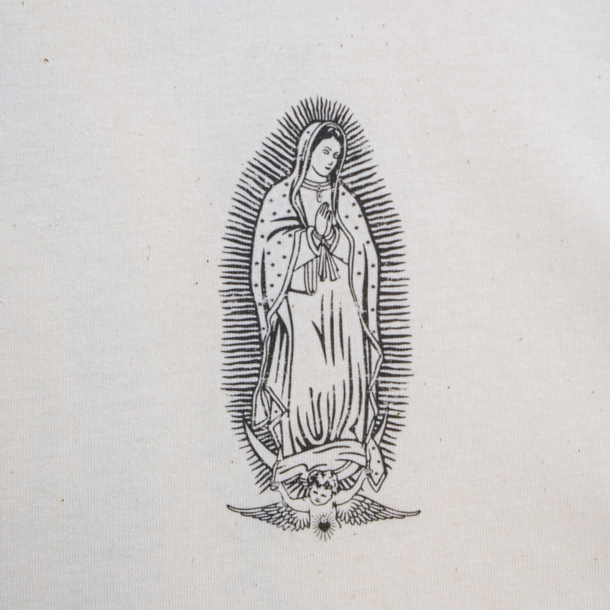 Détail de l’illustration avant de la Vierge sur le t-shirt Santa Maria beige
