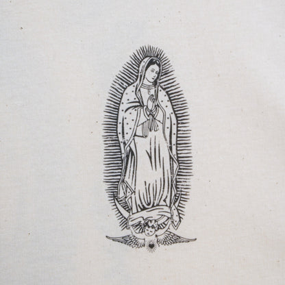 Détail de l’illustration avant de la Vierge sur le t-shirt Santa Maria beige
