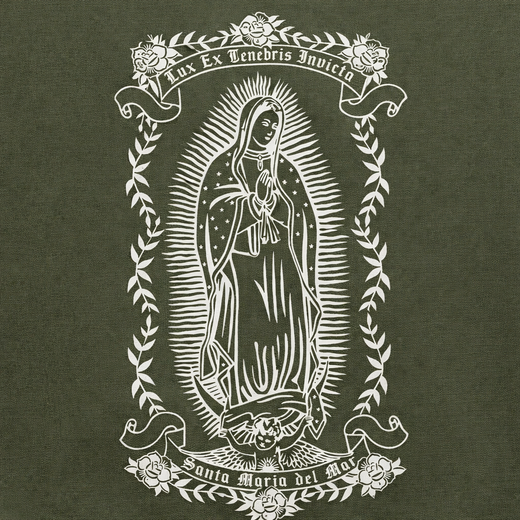 Détail de l’illustration de la Vierge au dos du hoodie Santa Maria vert