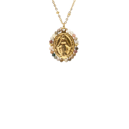 Détail médaille miraculeuse beige avec pierres naturelles collier en acier inoxydable sans nickel