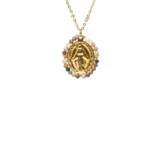 Détail médaille miraculeuse beige avec pierres naturelles collier en acier inoxydable sans nickel