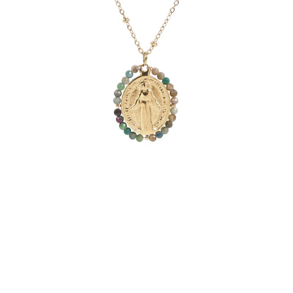 Détail médaille miraculeuse avec pierres naturelles vertes collier en acier inoxydable sans nickel