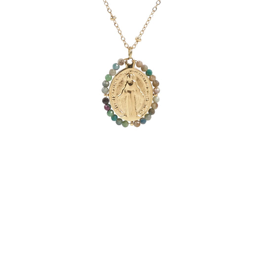 Détail médaille miraculeuse avec pierres naturelles vertes collier en acier inoxydable sans nickel