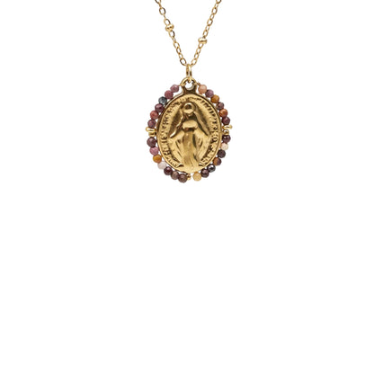 Détail médaille miraculeuse rouge bordeaux avec pierres naturelles collier en acier inoxydable sans nickel