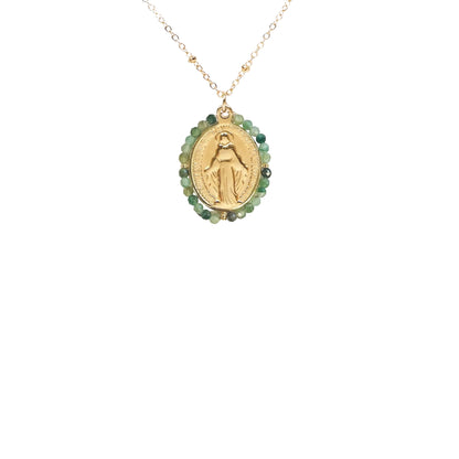 Détail médaille miraculeuse avec pierres naturelles vertes collier en acier inoxydable bijou Santa Maria Concept Store