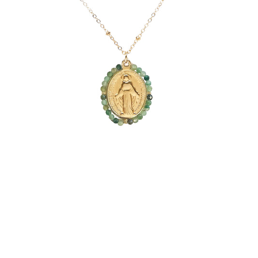 Détail médaille miraculeuse avec pierres naturelles vertes collier en acier inoxydable bijou Santa Maria Concept Store