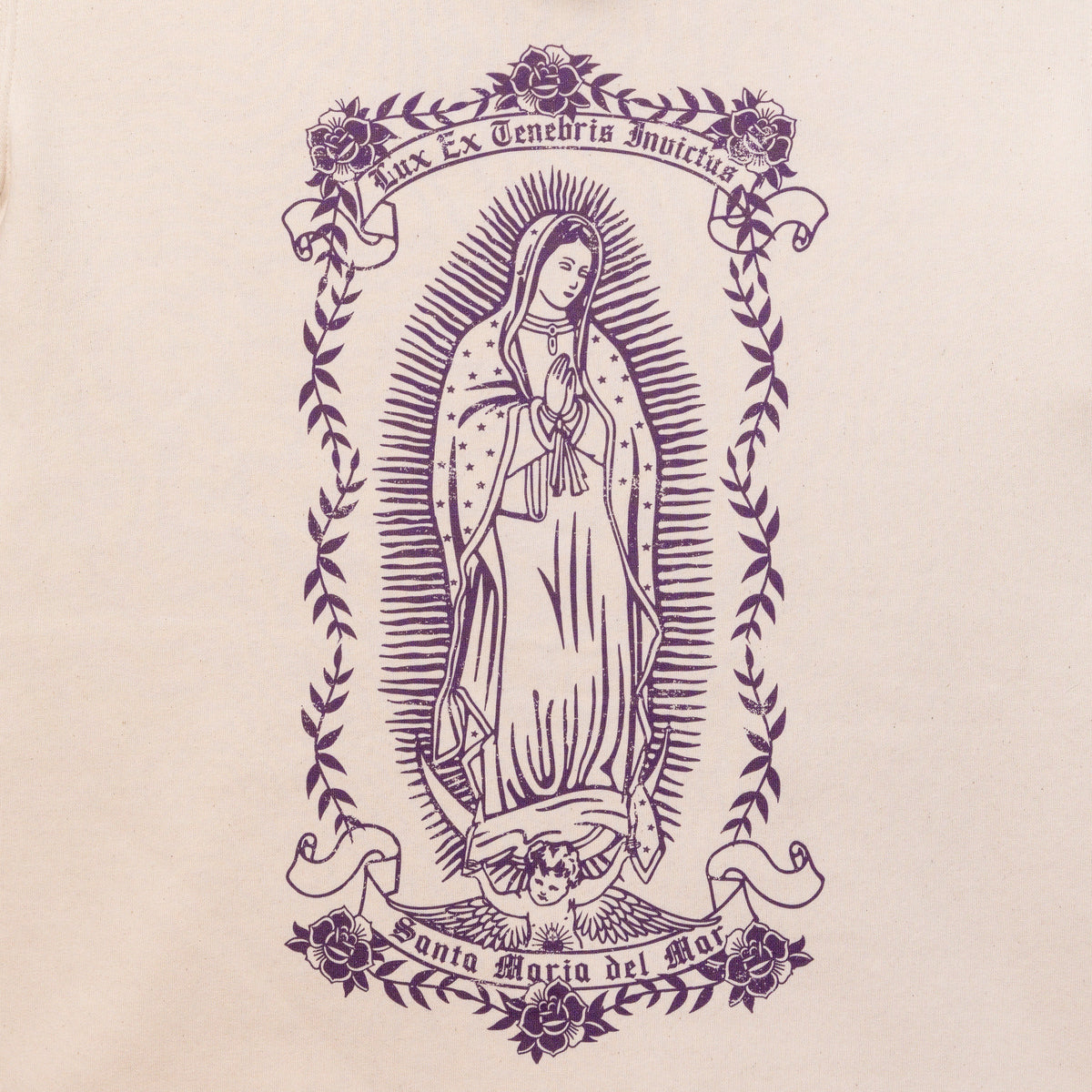 Détail de l’illustration violette de la Vierge sur le dos du hoodie Santa Maria beige