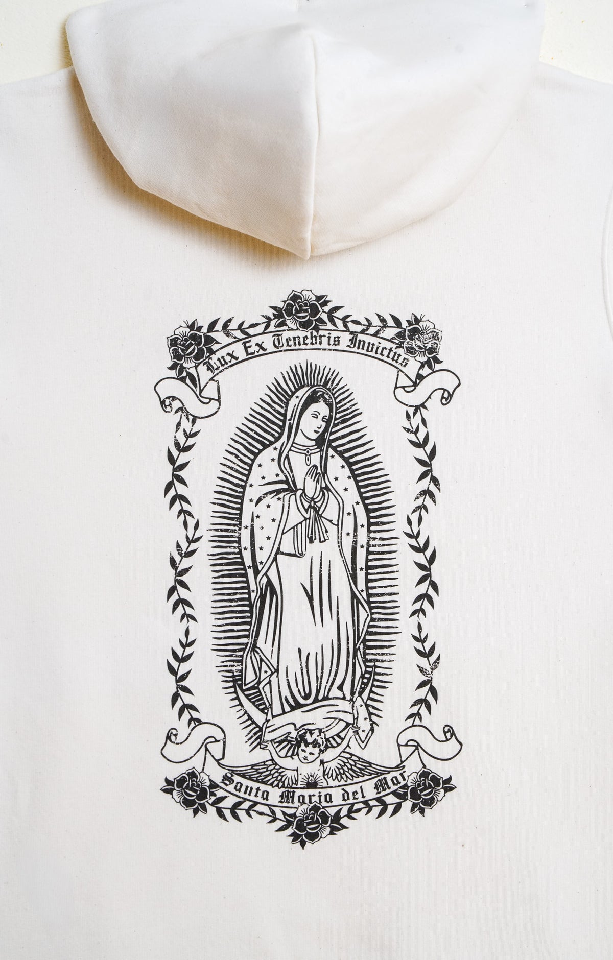 Détail de l’illustration de la Vierge sur le hoodie Santa Maria
