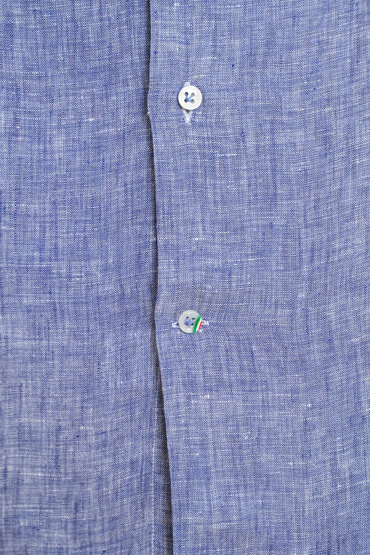 Détail des boutons en nacre de la chemise en lin Santa Maria
