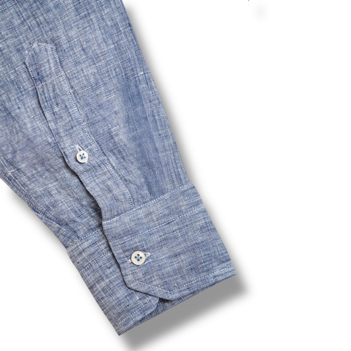 Détail du poignet boutonné de la chemise en lin Santa Maria bleue

