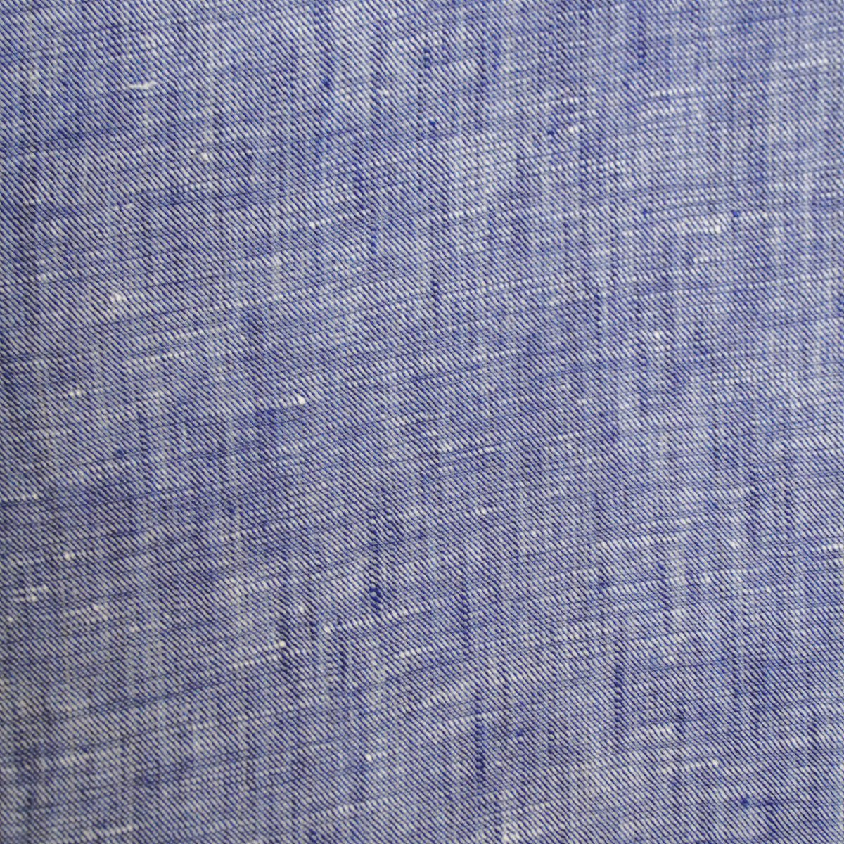 Gros plan sur le lin biologique de la chemise Santa Maria bleue
