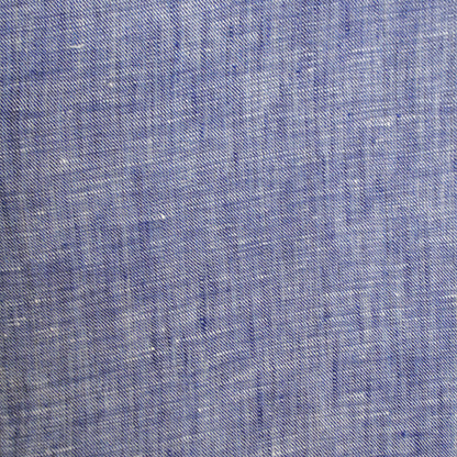 Gros plan sur le lin biologique de la chemise Santa Maria bleue
