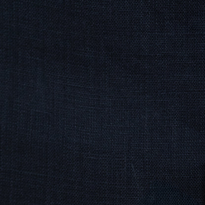 Gros plan sur le lin biologique de la chemise Santa Maria bleu marine
