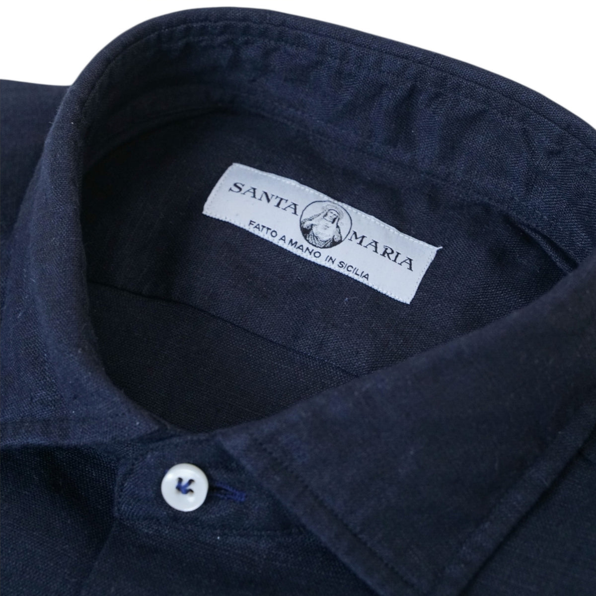 Étiquette intérieure Santa Maria sur chemise en lin confectionnée en Sicile

