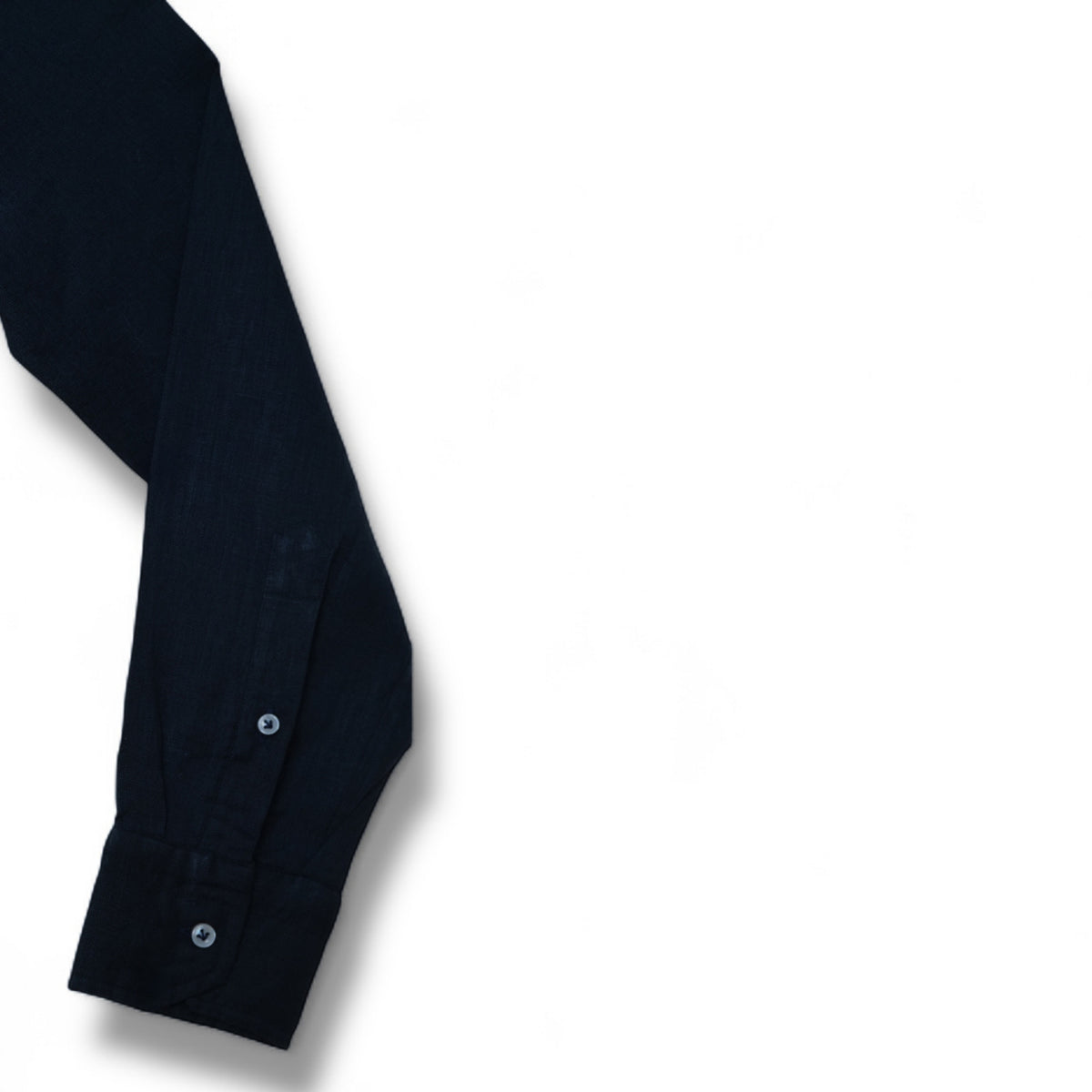 Détail du poignet boutonné de la chemise en lin Santa Maria bleu marine
