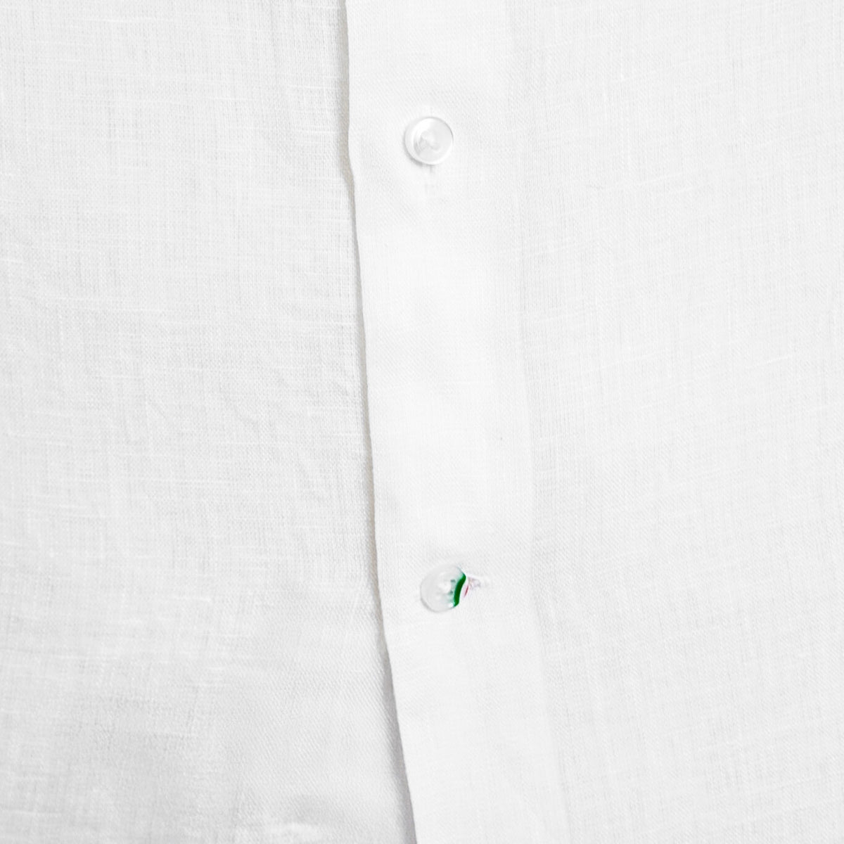 Détail des boutons en nacre de la chemise en lin Santa Maria

