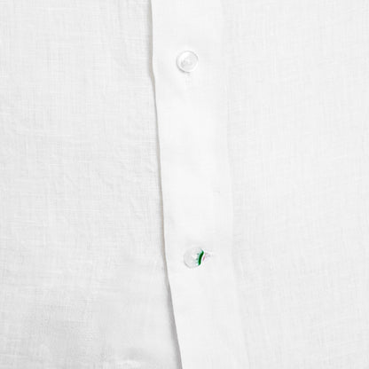 Détail des boutons en nacre de la chemise en lin Santa Maria

