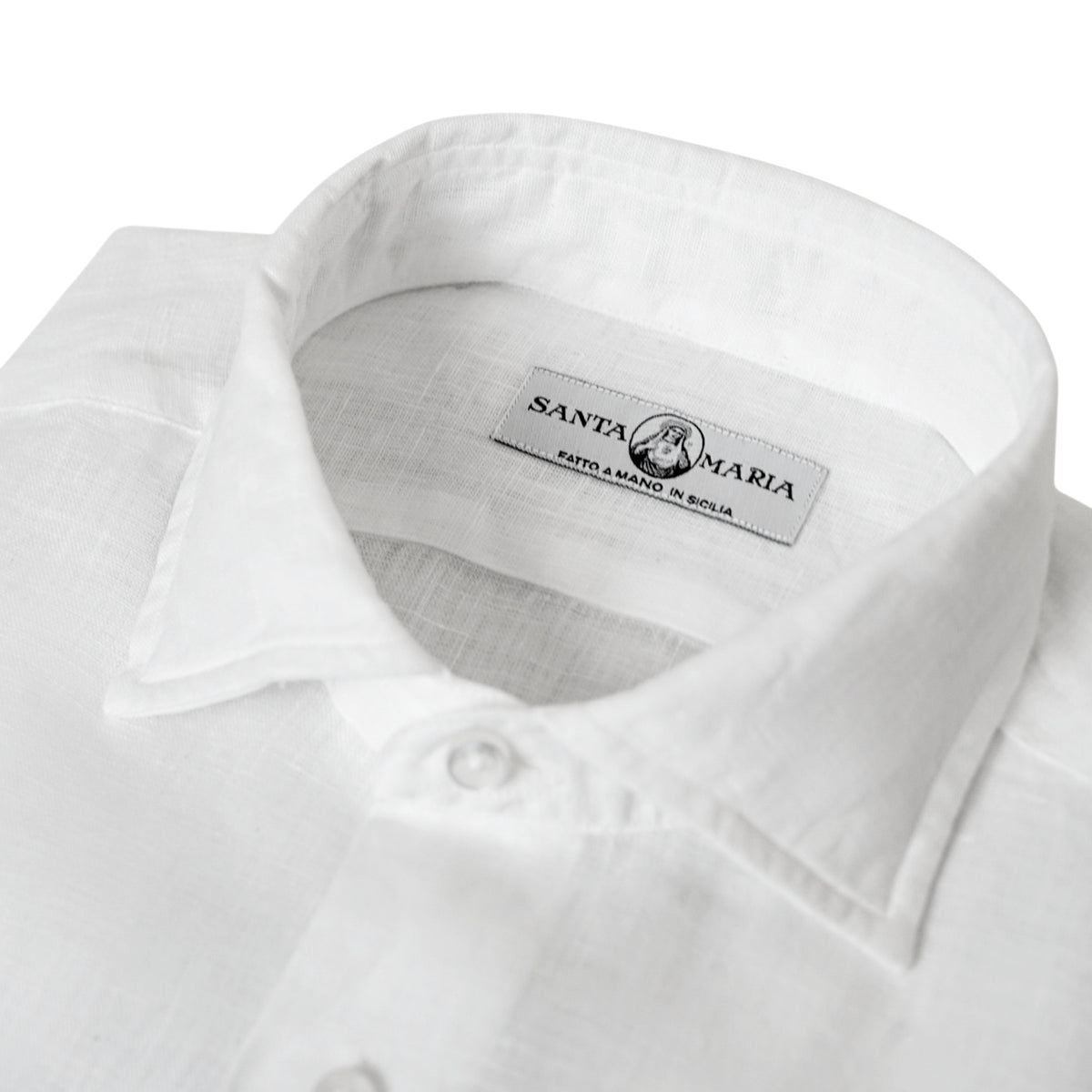 Étiquette intérieure Santa Maria sur chemise en lin confectionnée en Sicile
