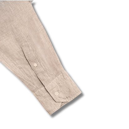 Détail du poignet boutonné de la chemise en lin Santa Maria  beige

