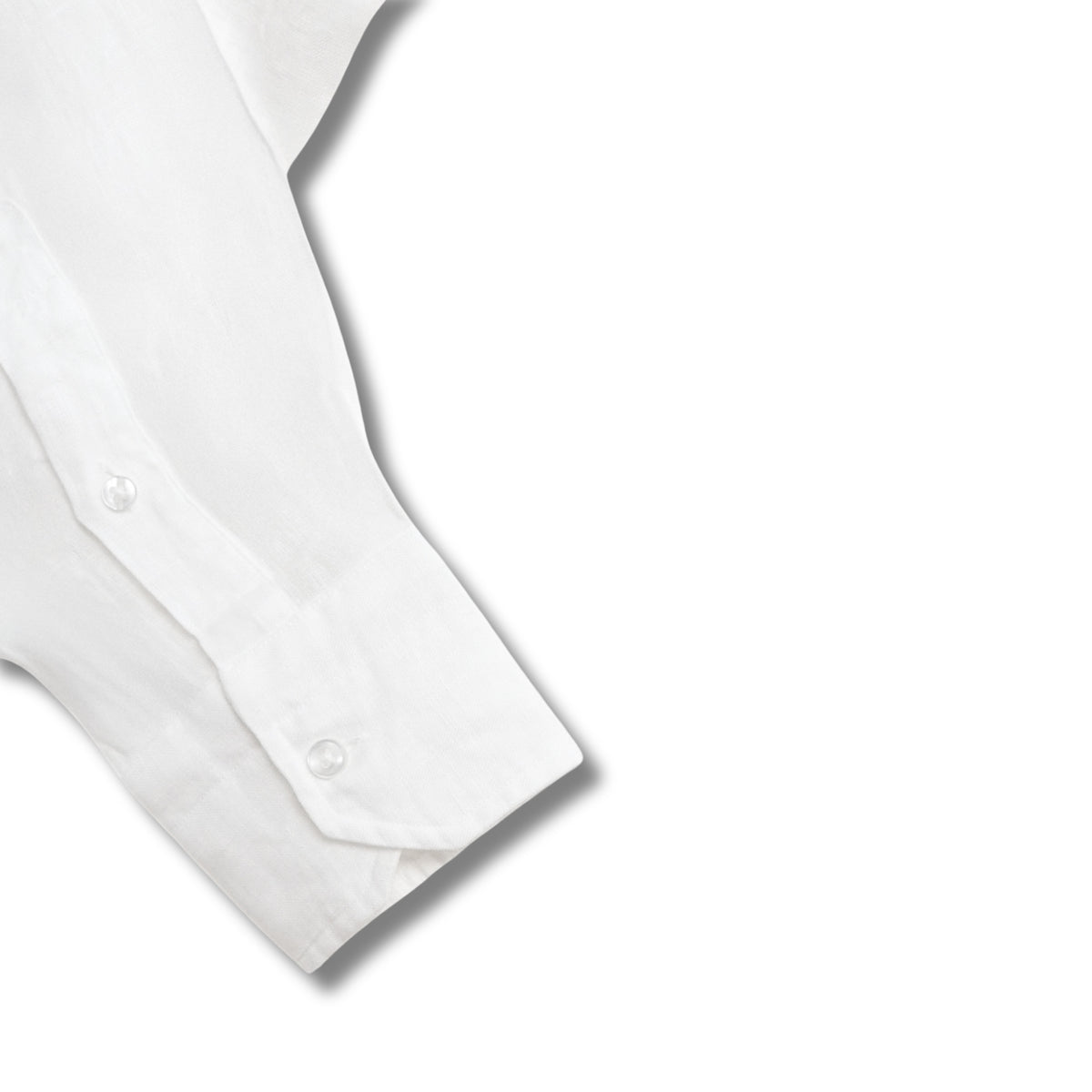Détail du poignet boutonné de la chemise en lin Santa Maria blanche

