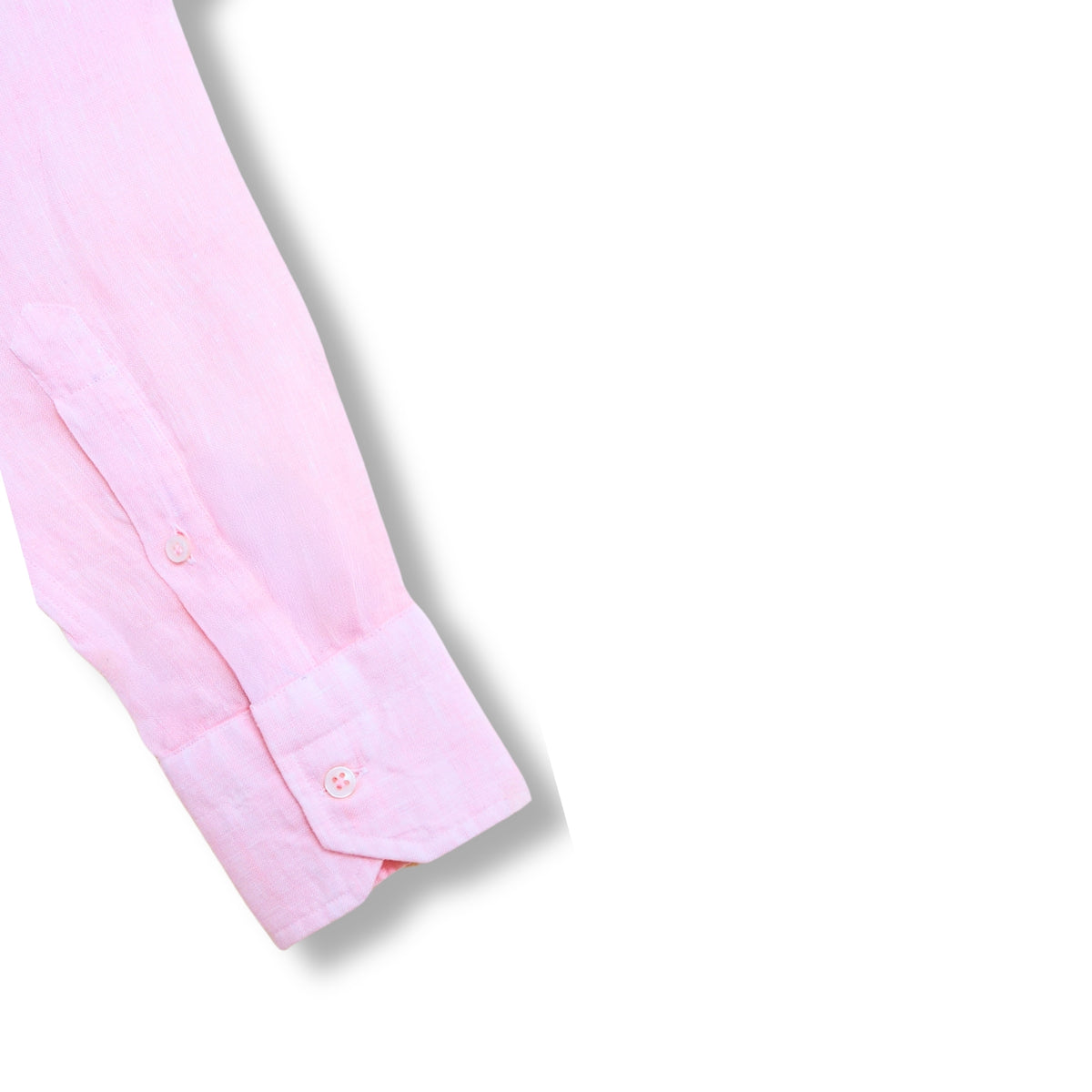 Détail du poignet boutonné de la chemise en lin Santa Maria rose

