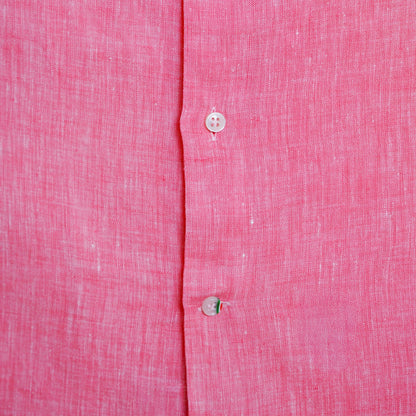 Détail des boutons en nacre de la chemise en lin Santa Maria
