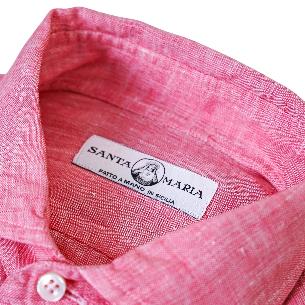 Étiquette intérieure Santa Maria sur chemise en lin confectionnée en Sicile
