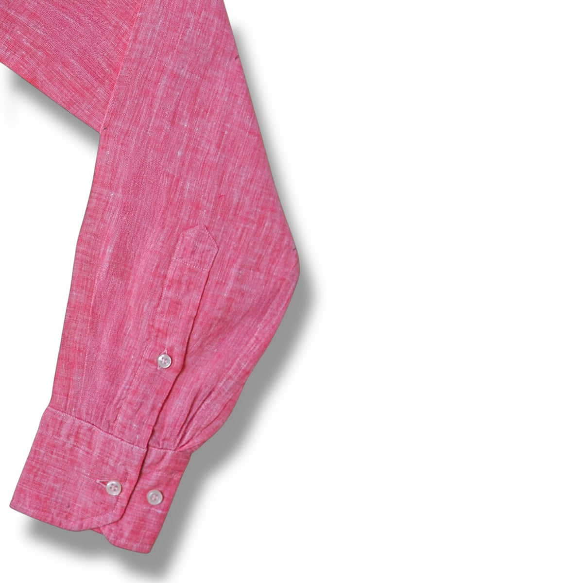 Détail du poignet boutonné de la chemise en lin Santa Maria rose fuschia
