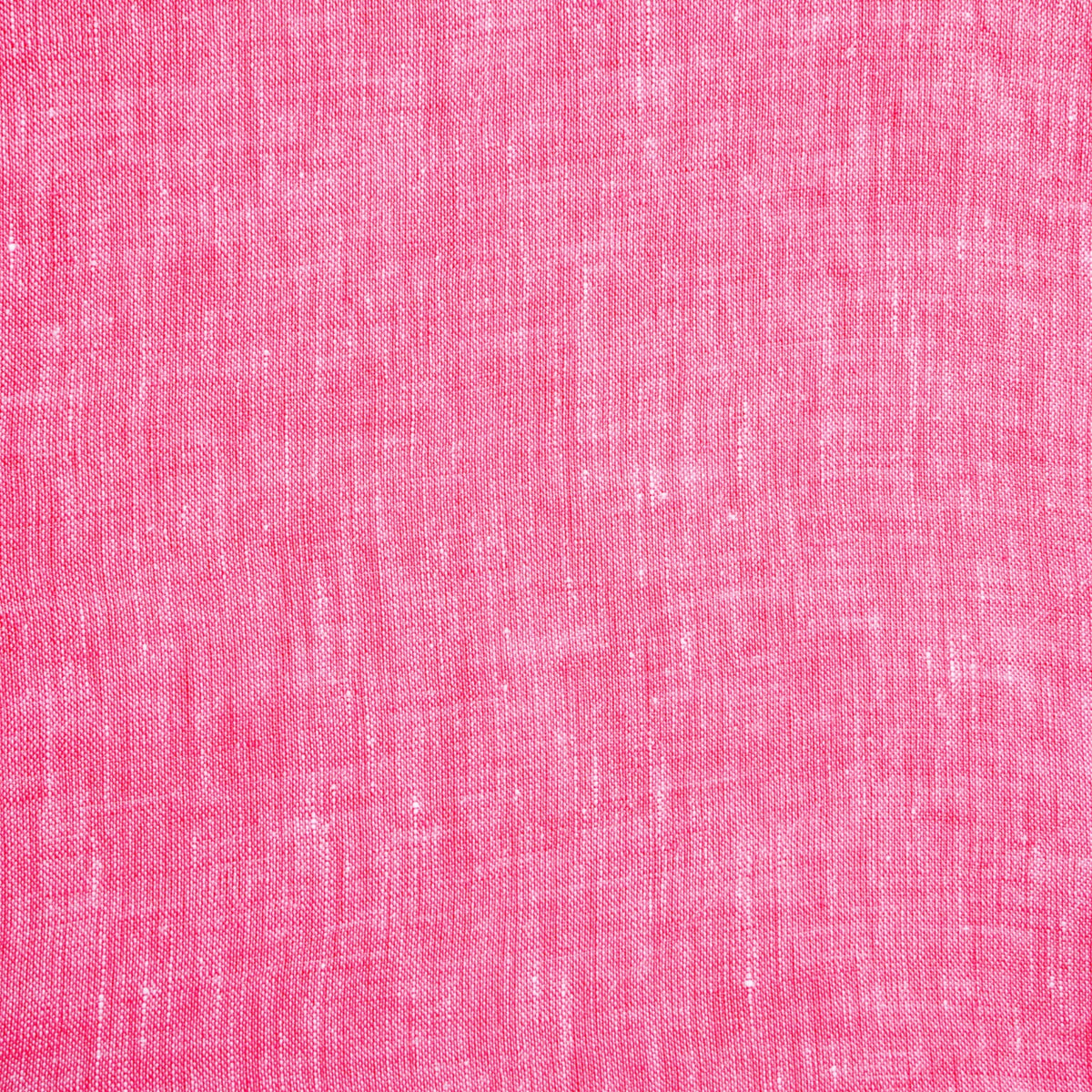 Gros plan sur le lin biologique de la chemise Santa Maria rose fuschia
