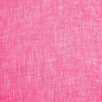Gros plan sur le lin biologique de la chemise Santa Maria rose fuschia
